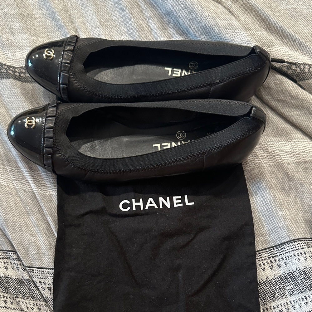 CHANEL Black Cap-Toe Ballet Flats